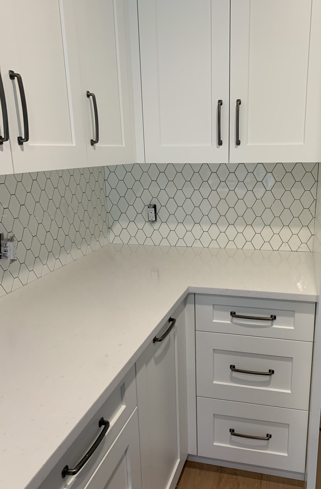 Arabesque tile backsplash running along the counter
