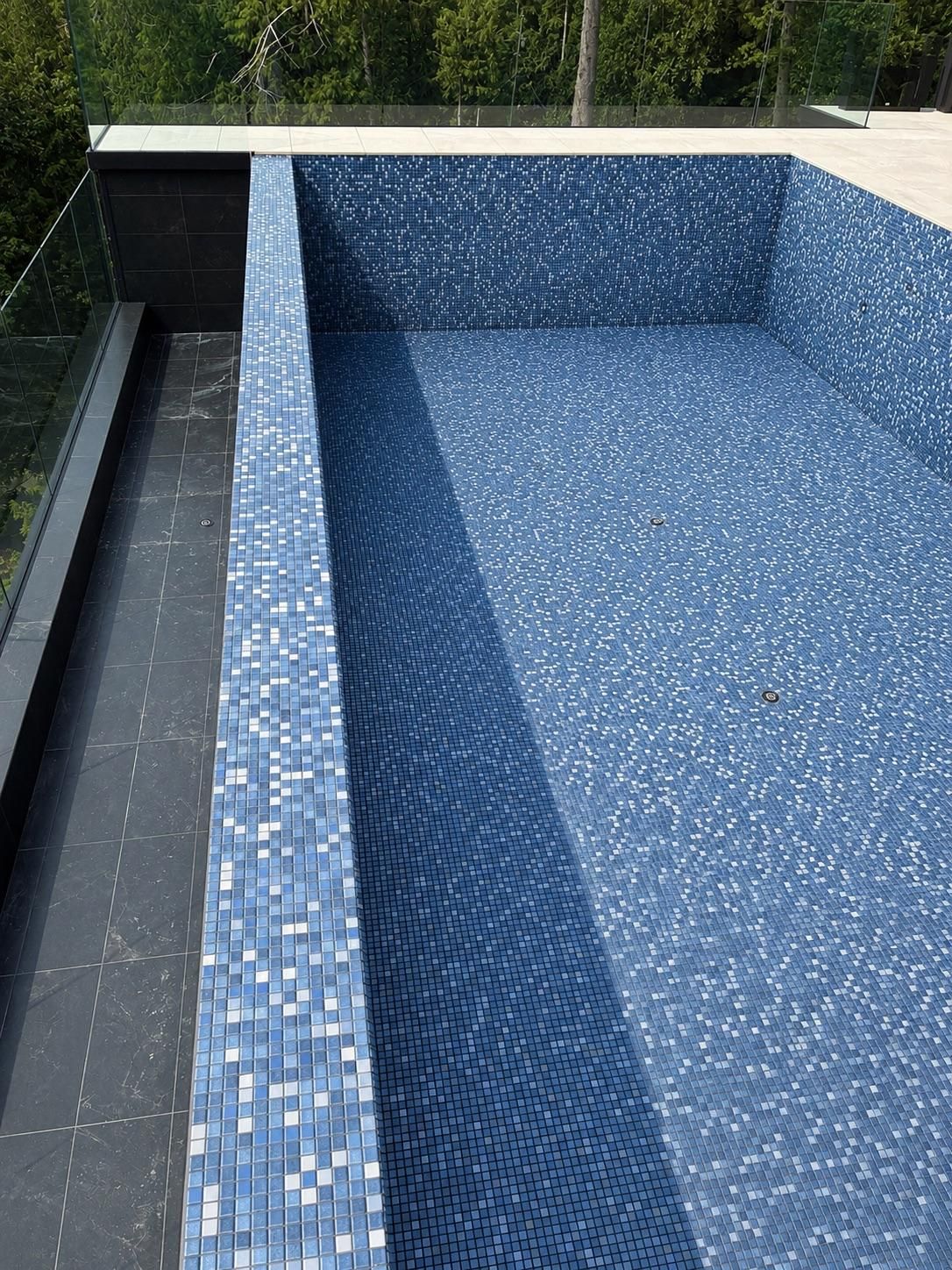 Pool with a mosaic spillway edge