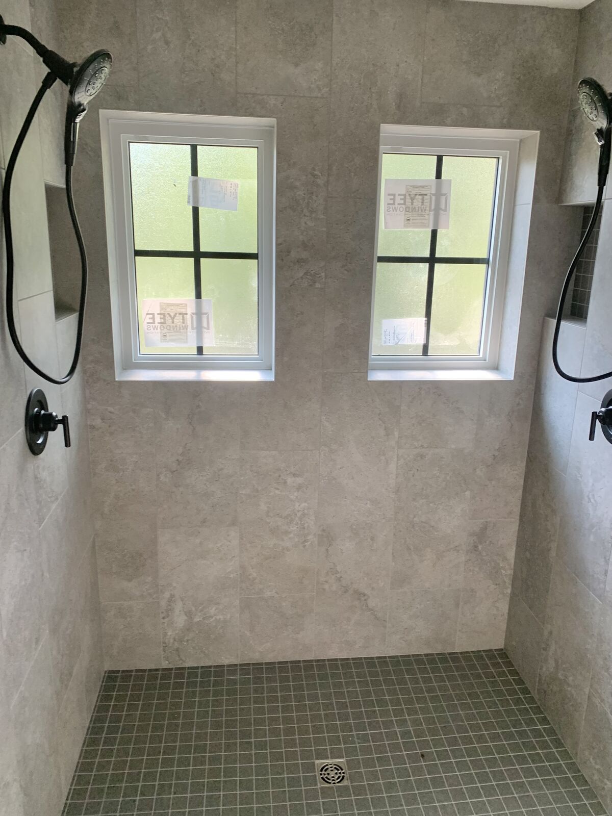 Double walk-in shower with two heads and twin windows