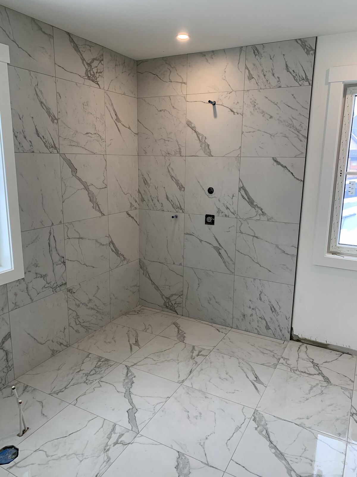 Walk-in shower in large-format marble-look porcelain