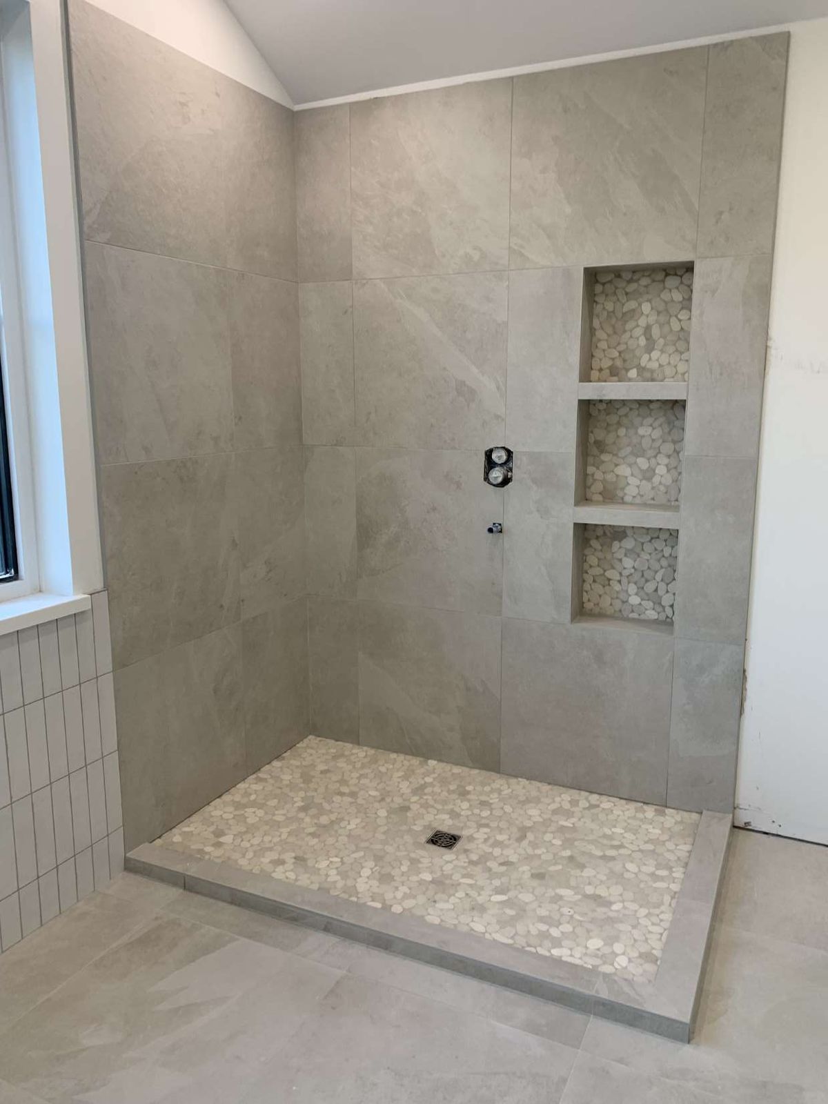 Stone-look shower with three stacked niches