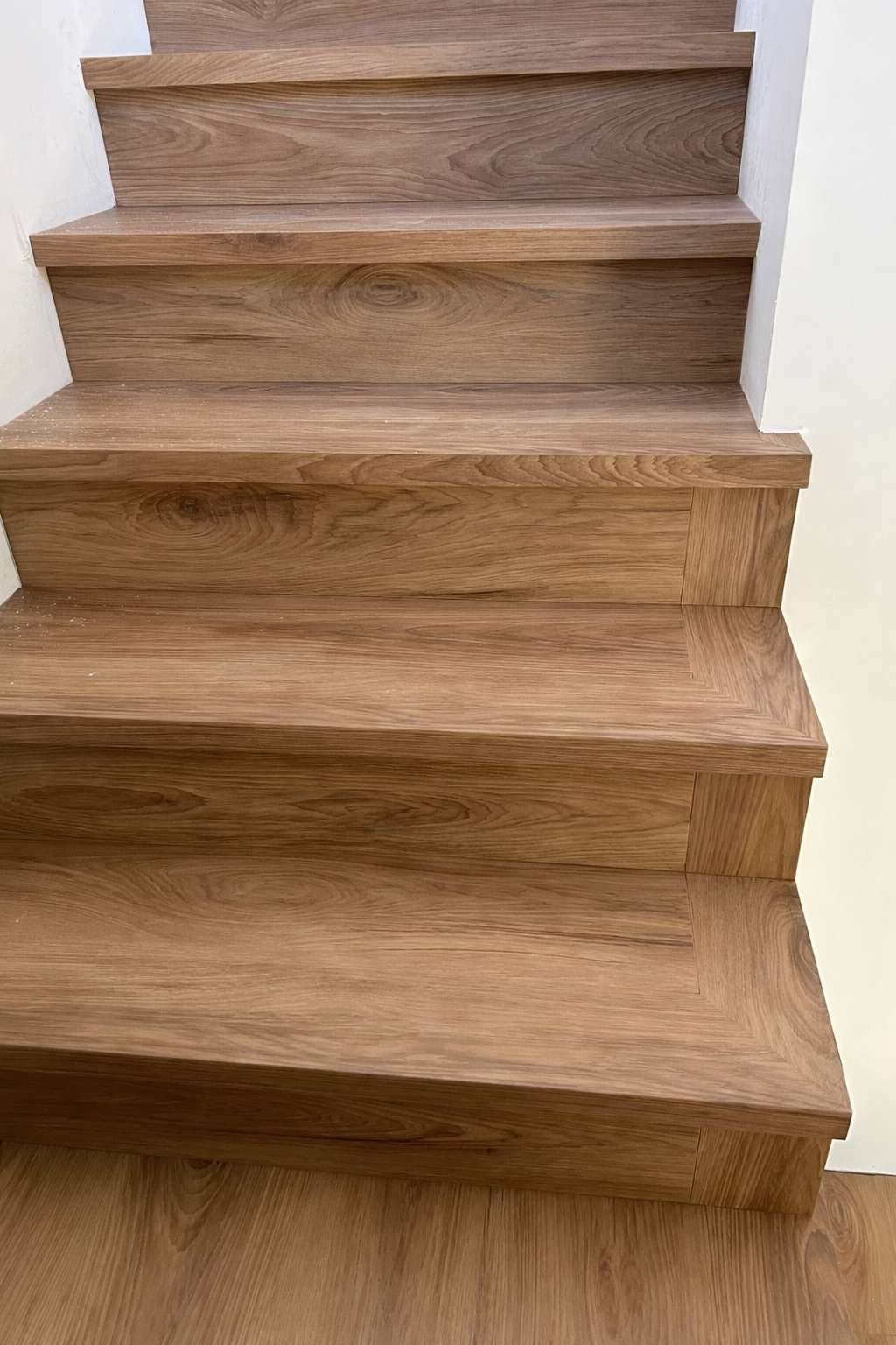Hardwood staircase with engineered wood treads